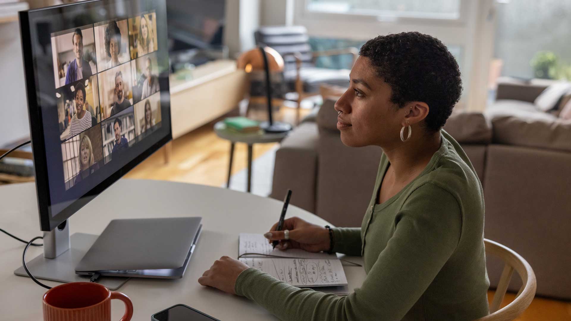 online student takes notes during class chat